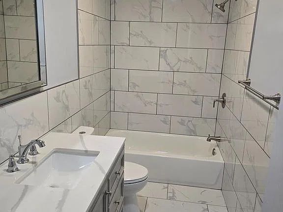 3rd image of 5927 Ridge Ave #1R