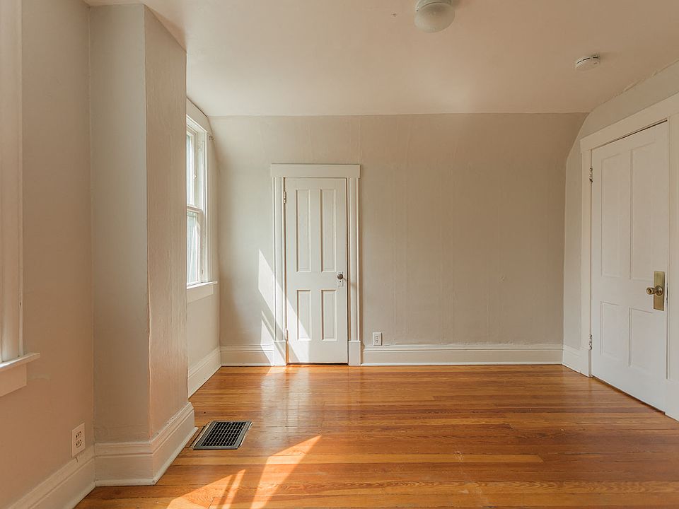 974 Grandview Ave Bedroom