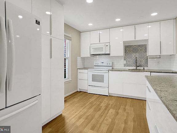 4th image of 8008 Carbondale Way