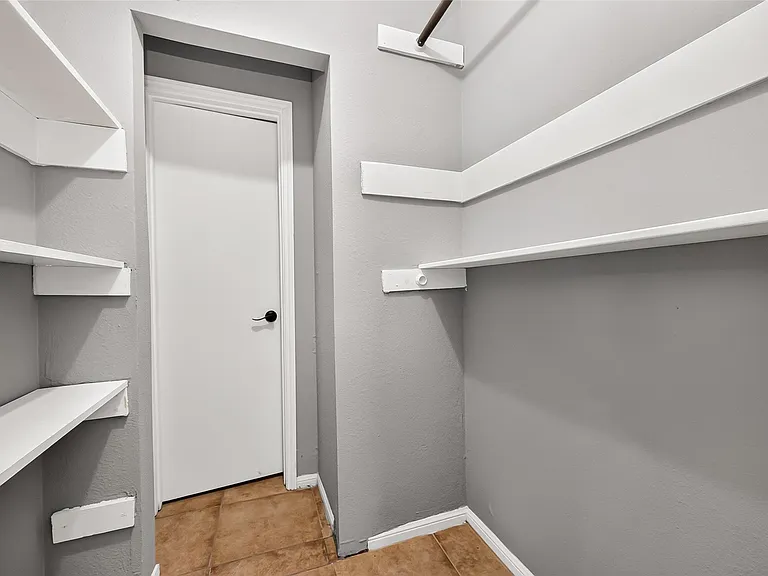 19002 Mirror Lake Dr — Photo 32