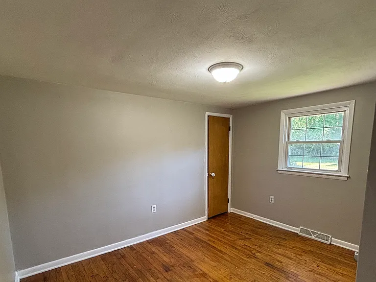 923 Seriff Rd — Photo 10
