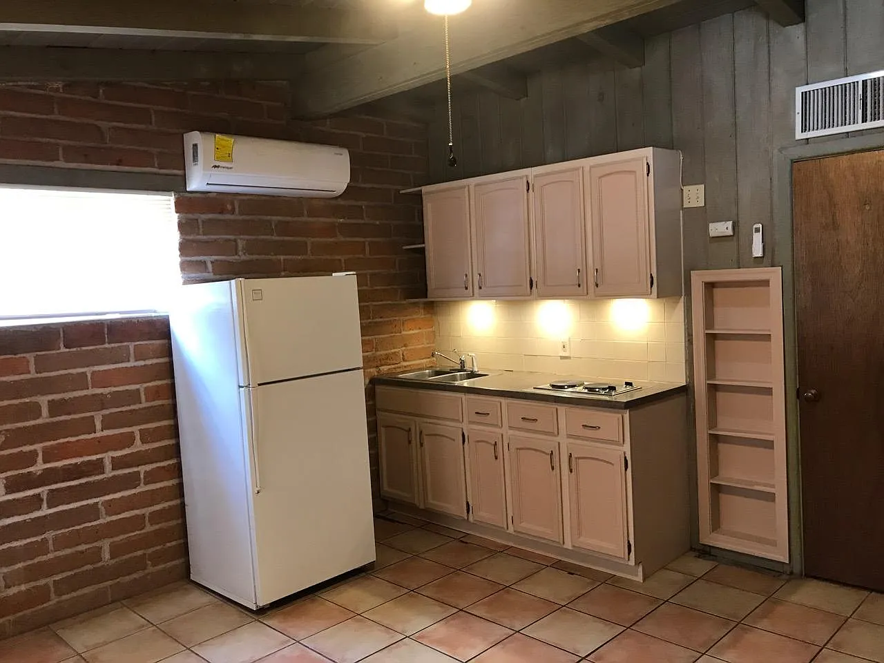 Studio, 350 sqft, $825 — Photo 2