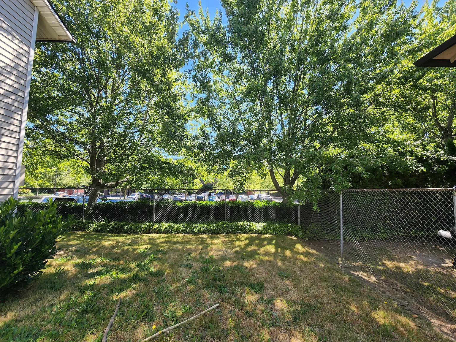 Emerald East Apartments — Photo 2