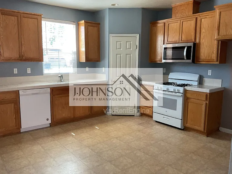 4343 Middlefield Dr — Photo 4