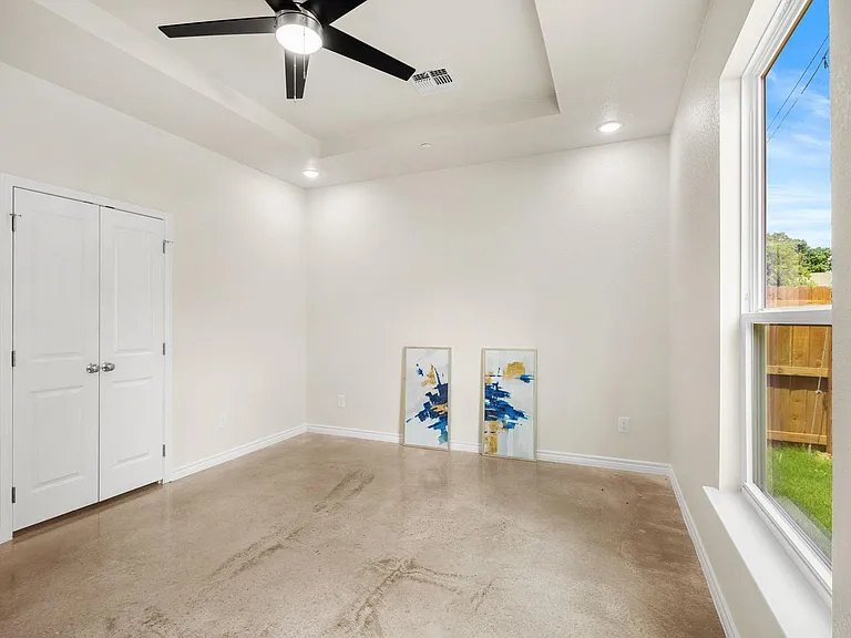 410 W Avenue C — Photo 15