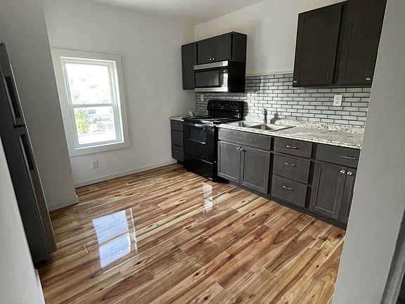 3rd image of 2210 Woodlawn Ave #2