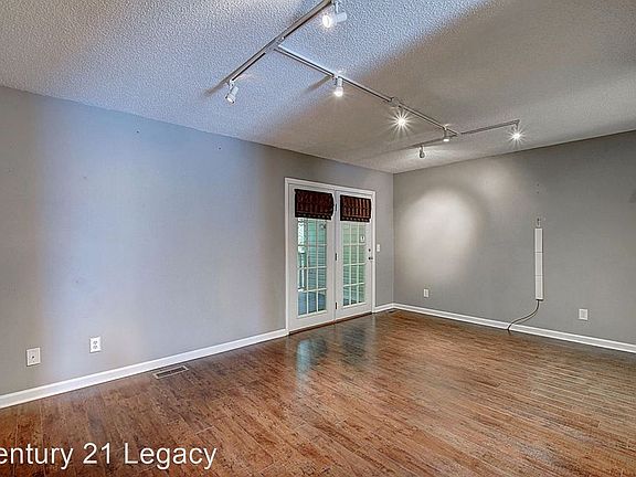 3rd image of 200 Arrowhead Dr