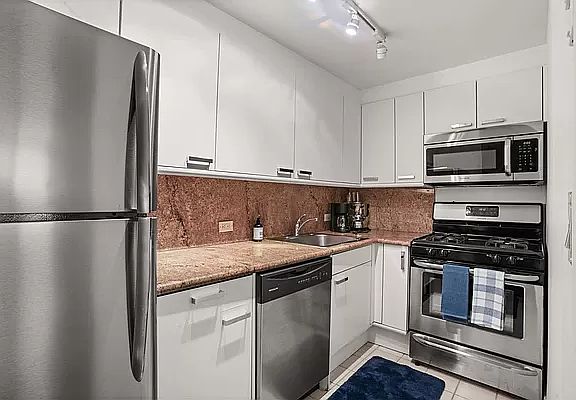 5th image of 188 E 70th St APT 7D