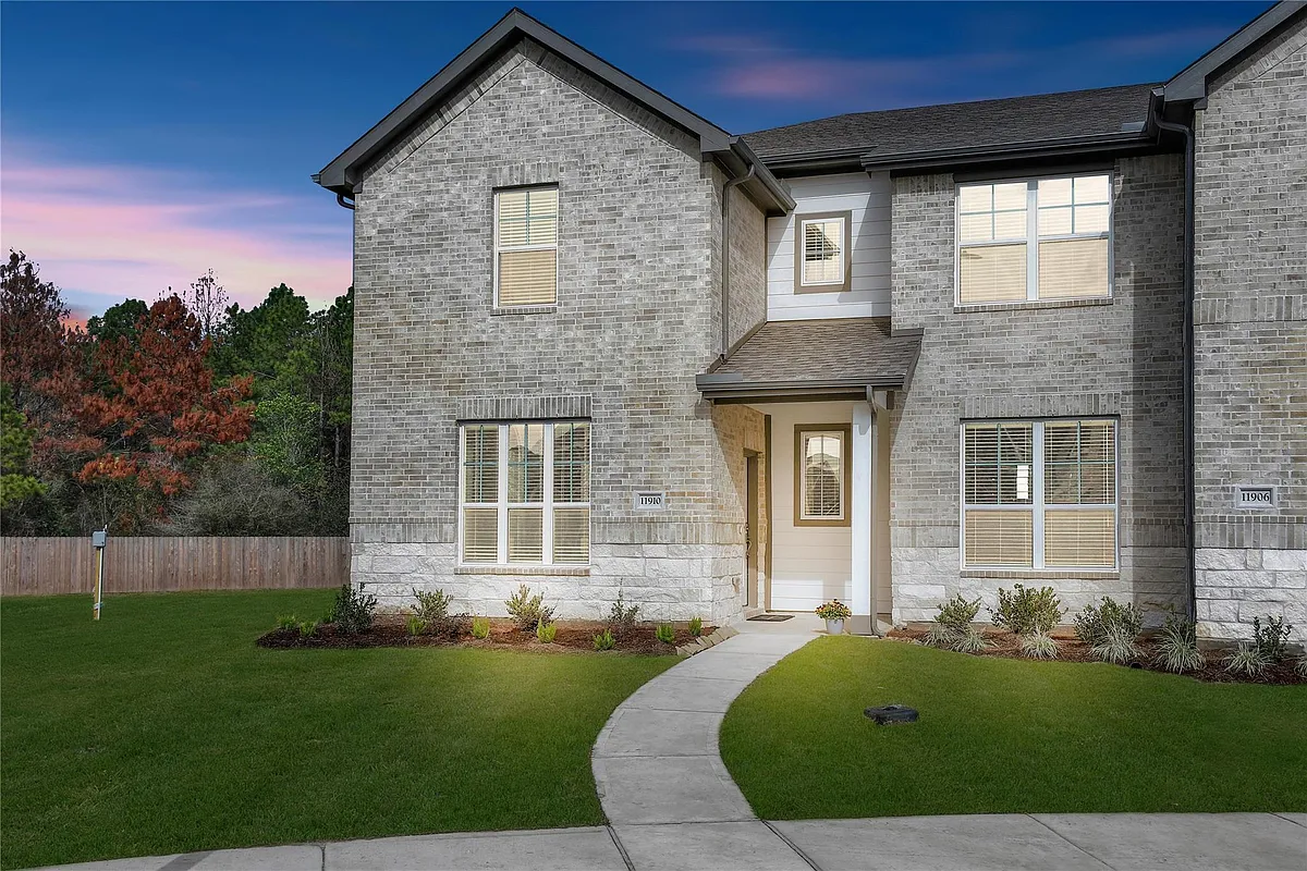 Photo 1 of 32 - 11910 Amber Oak Way - Tomball, TX Primary Photo - 11910 Amber Oak Way