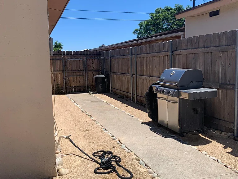 private side yard (connected to front yard)