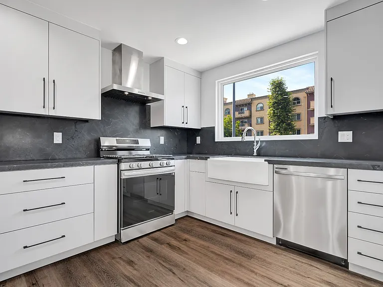 11613 Burbank Blvd — Photo 12