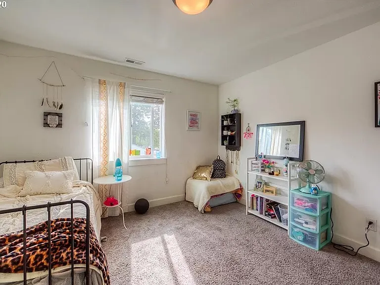 7879 SE Raymond St — Photo 10