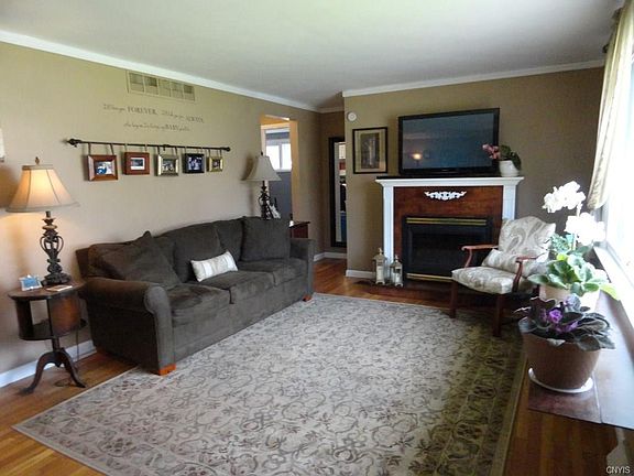 4th image of 404 Manor Dr