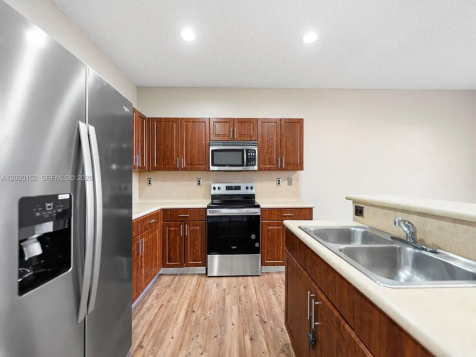 1049 NE 42nd Pl