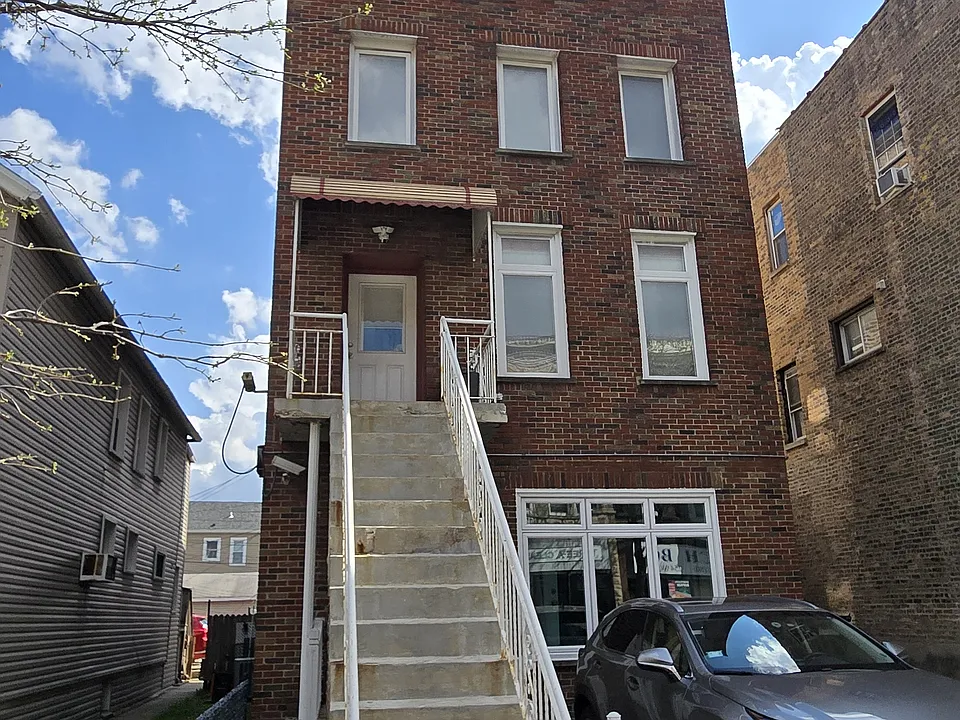 251 W 31st St #3