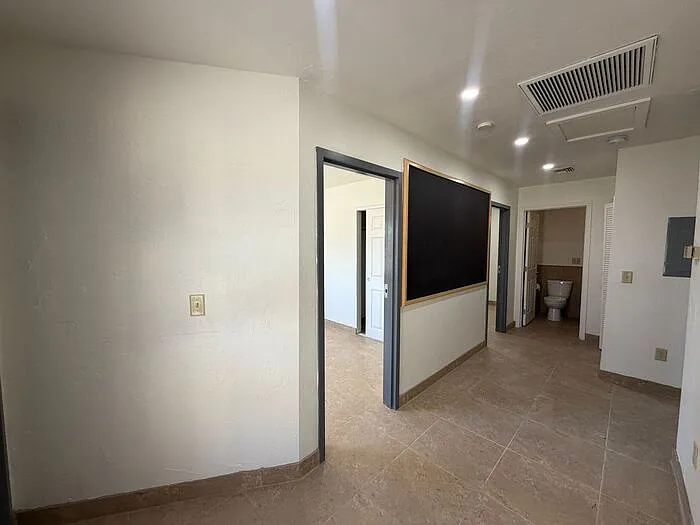2 bed, 1.0 bath, 702 sqft, $1,800 — Photo 2