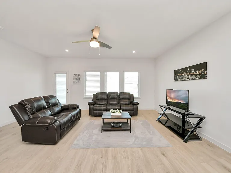 31771 Margaret Woods Ln — Photo 2