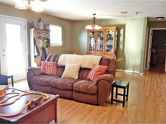 3rd image of 1401 Autumn Dr