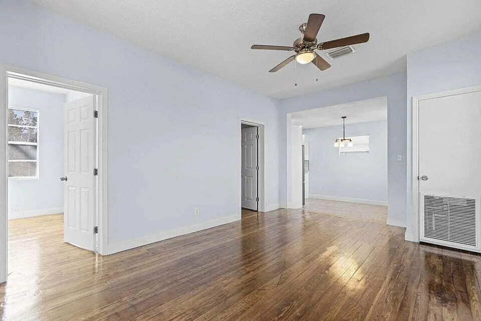 3 bed, 2.0 bath, 1118 sqft, $2,400 — Photo 3