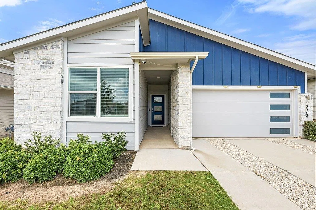 4 bed, 2.0 bath, 1726 sqft, $2,400 — Photo 1