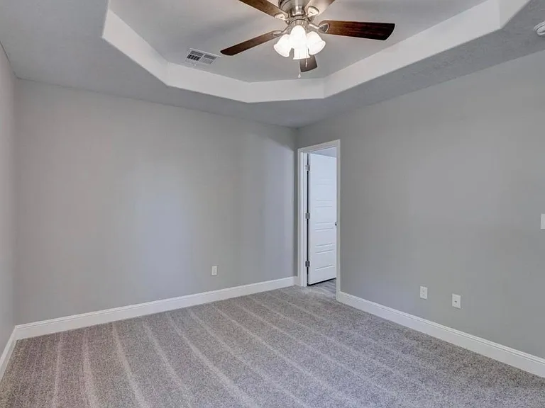 917 N Hall St — Photo 12