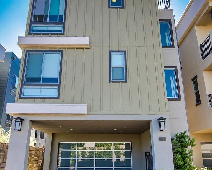 1625 Hampton Dr — Photo 3
