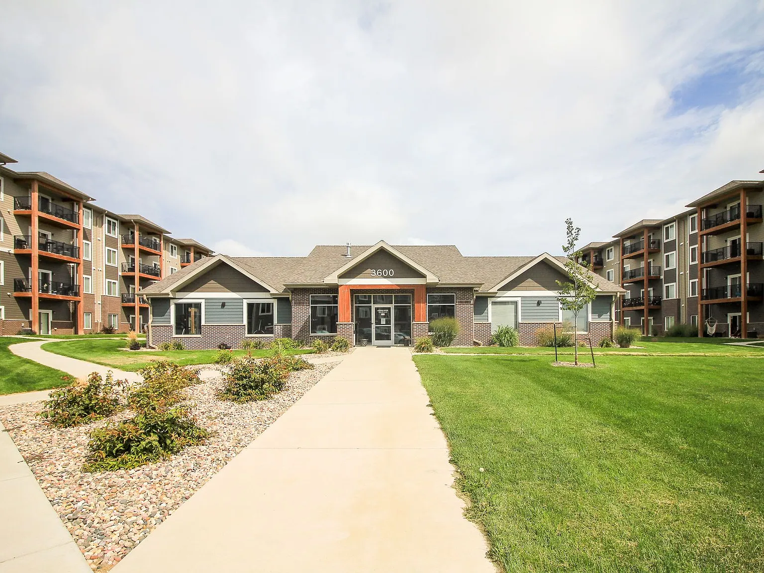 Welcome to Huntington Village — Photo 3