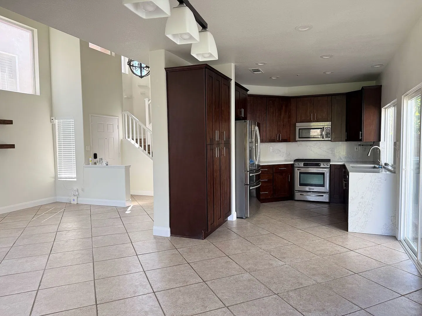 4 Bedroom in Placentia — Photo 2