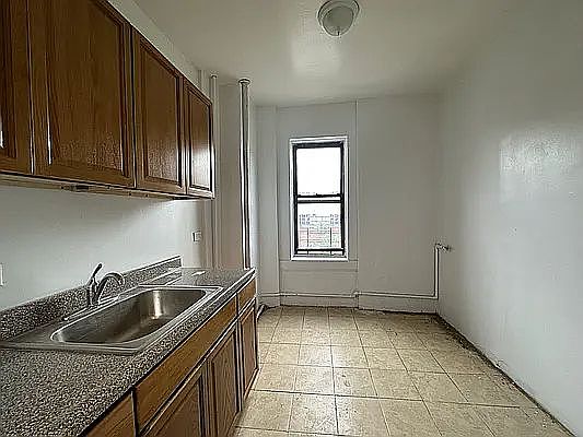 2nd image of 220 E 23rd St #L