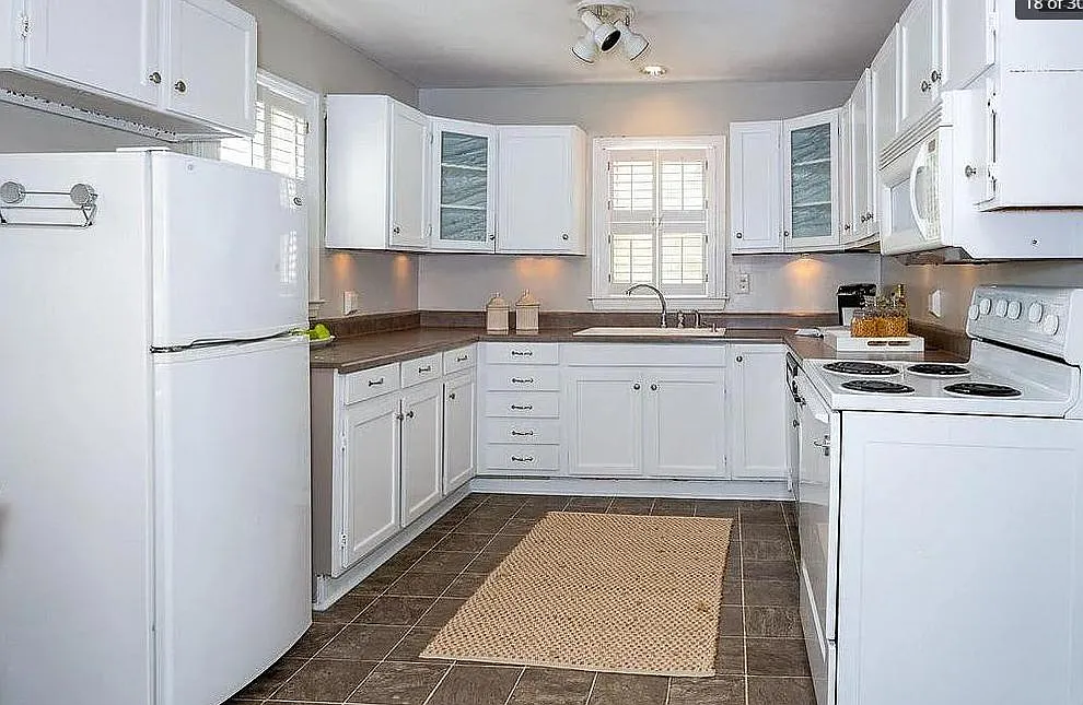 725 Graymont Ave — Photo 3
