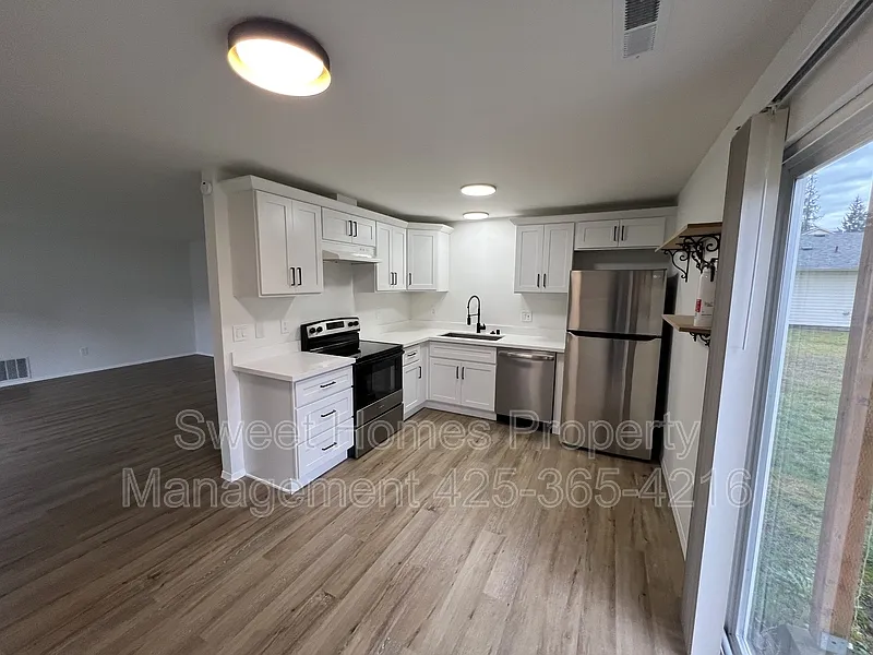 2 bed, 1.0 bath, 875 sqft, $1,900 — Photo 4