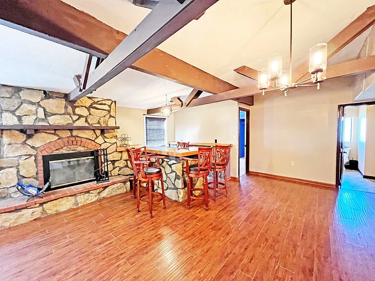 1102 W Brown St — Photo 3