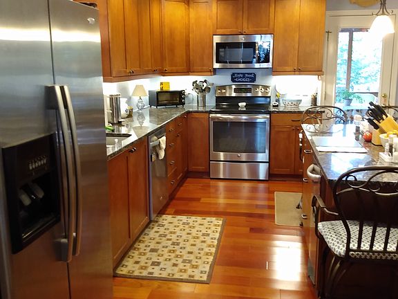 Updated kitchen w/island