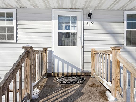 2nd image of 809 Oak Ridge Point NE