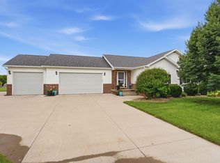 2733 Birdie Dr, Muscatine, IA 52761