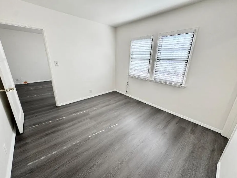 Building Photo - 1516 W 99th St #1/2