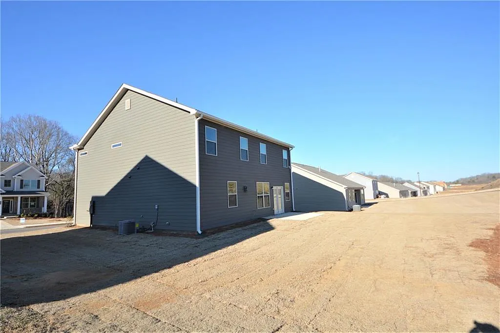 5 bed, 3.0 bath, 2479 sqft, $2,550 — Photo 2
