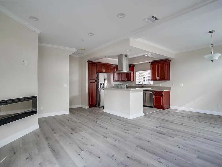 501 E 99th St #10 — Photo 16