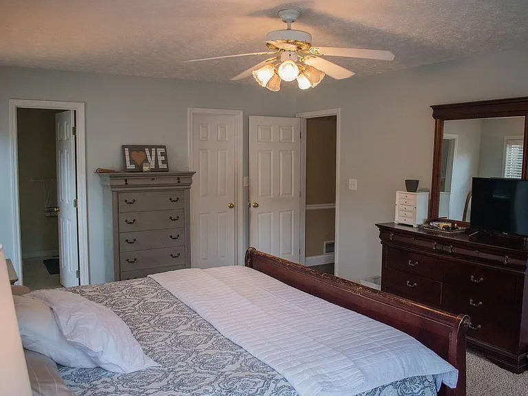 1028 Queensbury Run — Photo 33