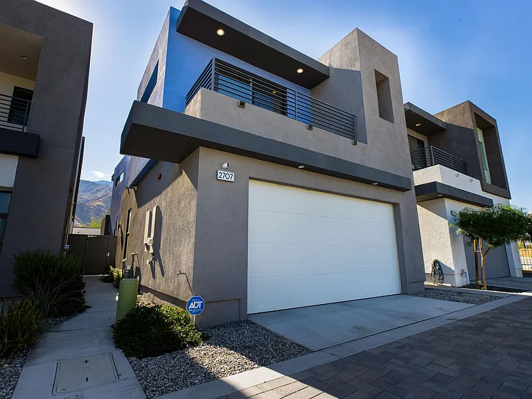 2707 Majestic Way — Photo 4