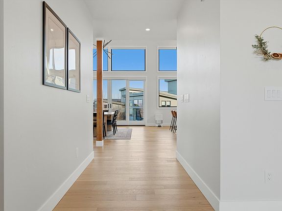 3rd image of 19170 Gateway Loop