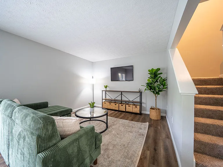 3085-3194 Griggsview Court — Photo 1