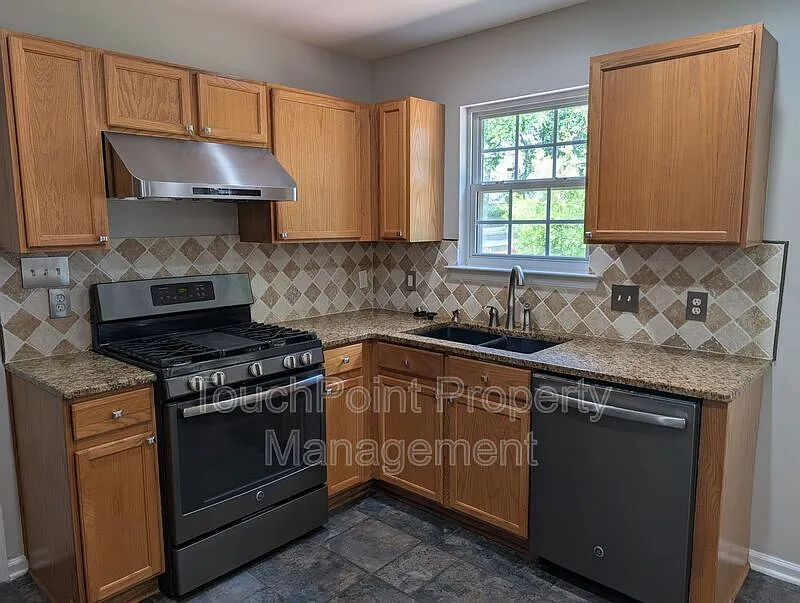 3 bed, 2.5 bath, 1697 sqft, $2,295 — Photo 4
