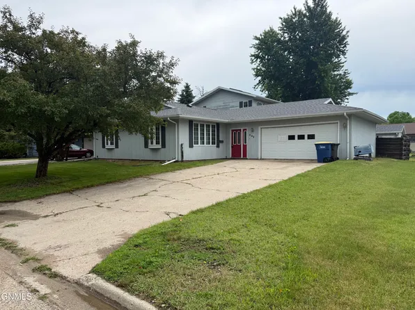 242 18th Ave NE, Jamestown, ND 58401
