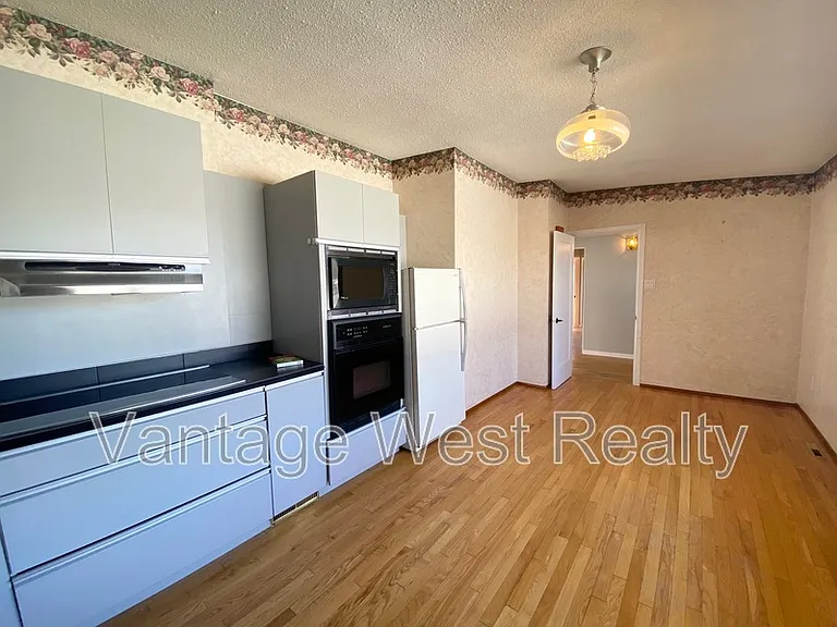 1319 Kelglen Cres #A — Photo 23