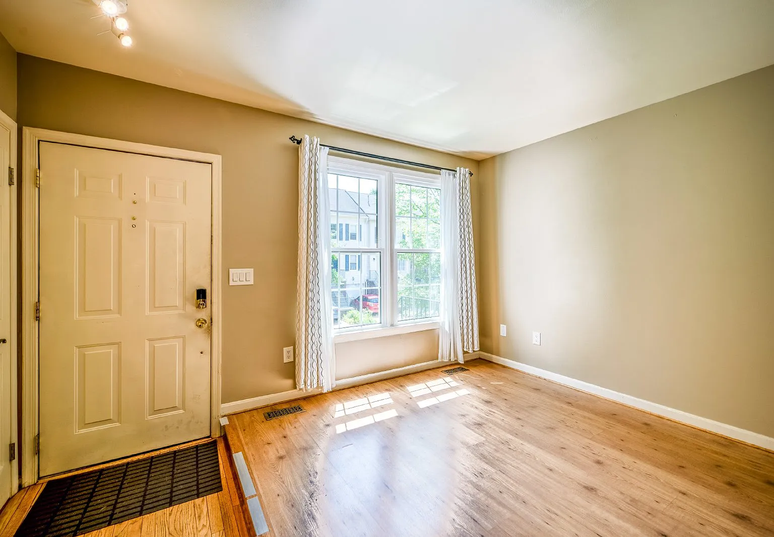 3 bed, 2.5 bath, 1288 sqft, $2,800 — Photo 3