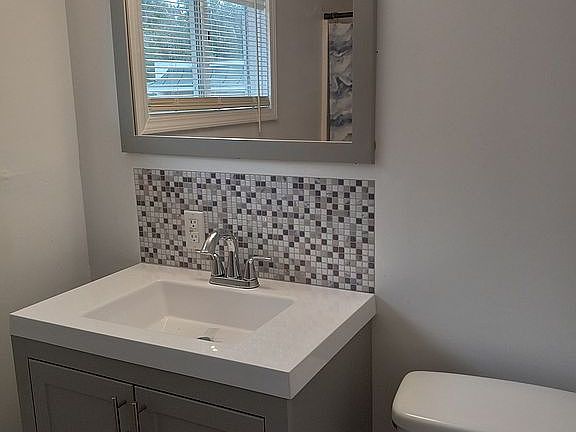 1st floor bath w shower