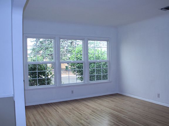 3rd image of 8536 Flight Ave