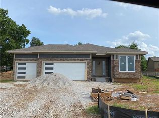 1229 NE Goshen Dr, Lees Summit, MO 64064