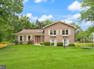 10854 Meadowland Dr, Oakton, VA 22124